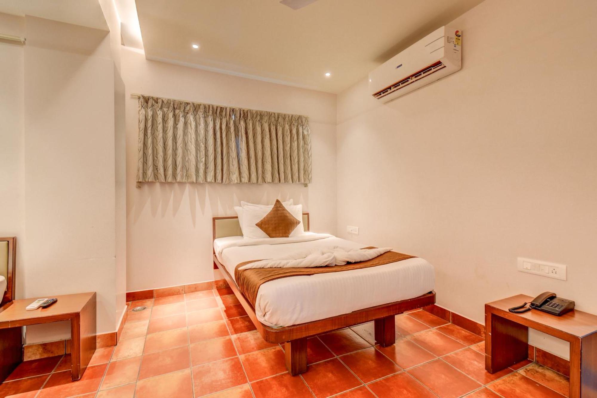Hotel J N Stay Mysore - 12 Minutes To Mysore Palace Eksteriør bilde